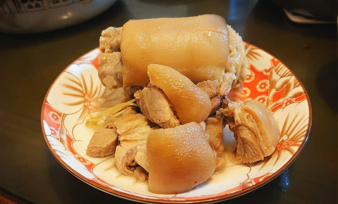 盤中的白灼豬腳與肉塊