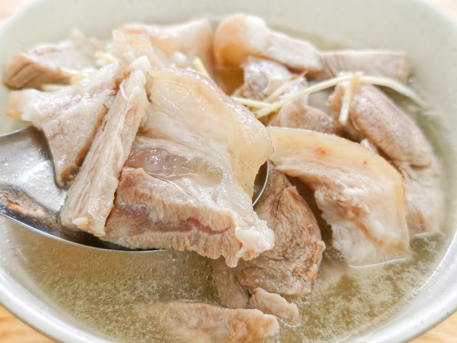 清湯中的豬肉與豬腳近照