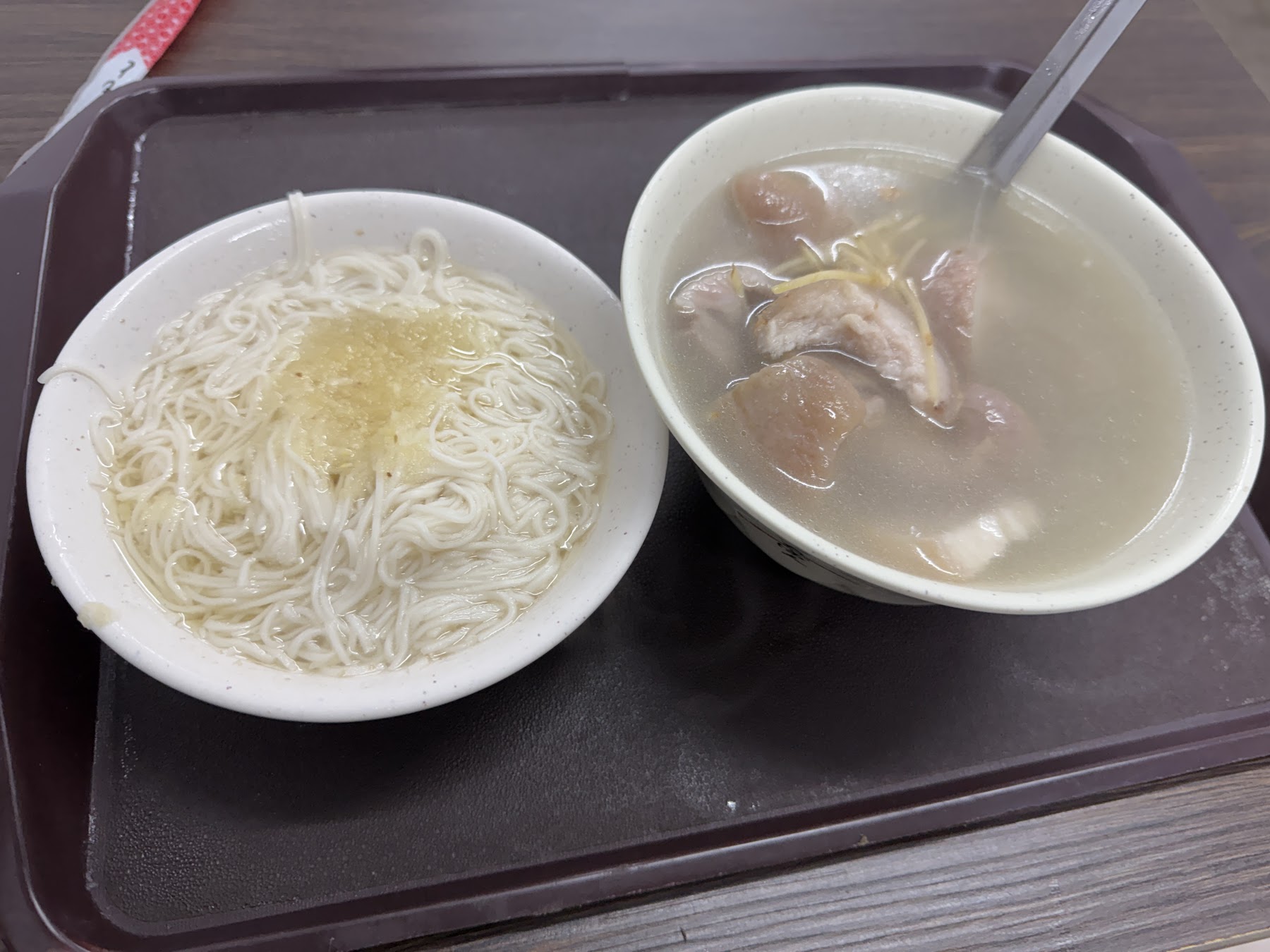 托盤上的乾麵線與豬腳湯