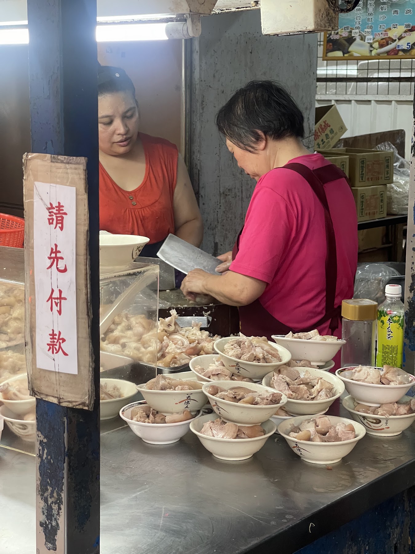 工作人員切肉並準備多碗豬腳湯